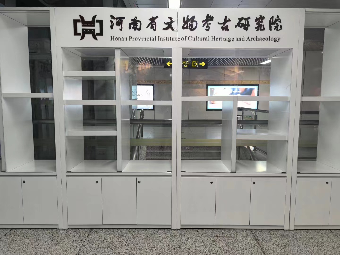 鄭州供應(yīng)玻璃工藝品貨架-廠家供應(yīng)-批發(fā)價(jià)錢-供應(yīng)商-報(bào)價(jià)【鄭州市惠濟(jì)區(qū)中獻(xiàn)貨架商行】