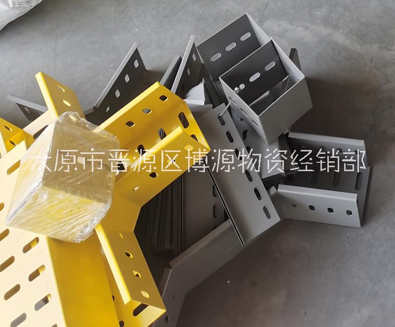 全封閉走線防火噴塑 電纜線槽 槽式梯式鍍鋅電纜橋架 廠家供應(yīng)