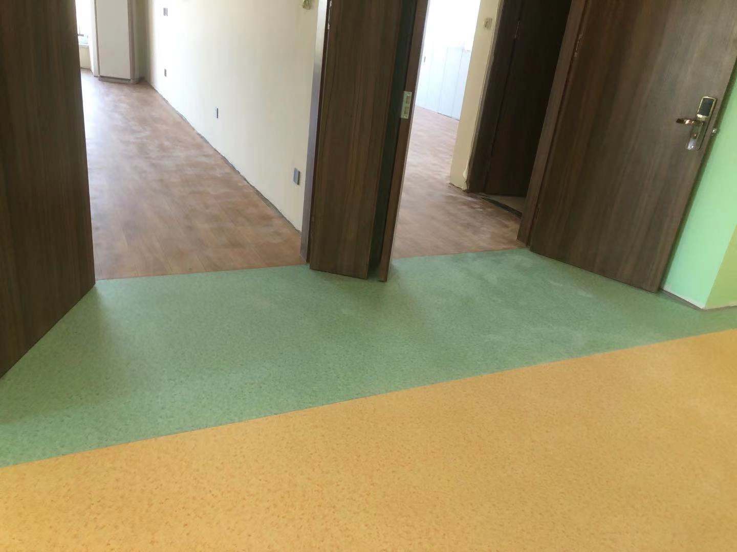 山東塑料地板廠家，批發(fā)，報(bào)價(jià)【青島藝欣園裝飾材料有限公司】