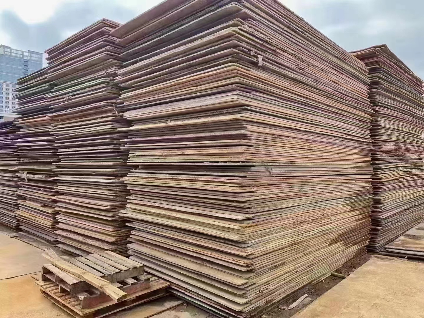 惠州鋪路鋼板回收電話，鋪路鋼板租借 防水性 工程車鋪墊用 可回收材料 大型庫存