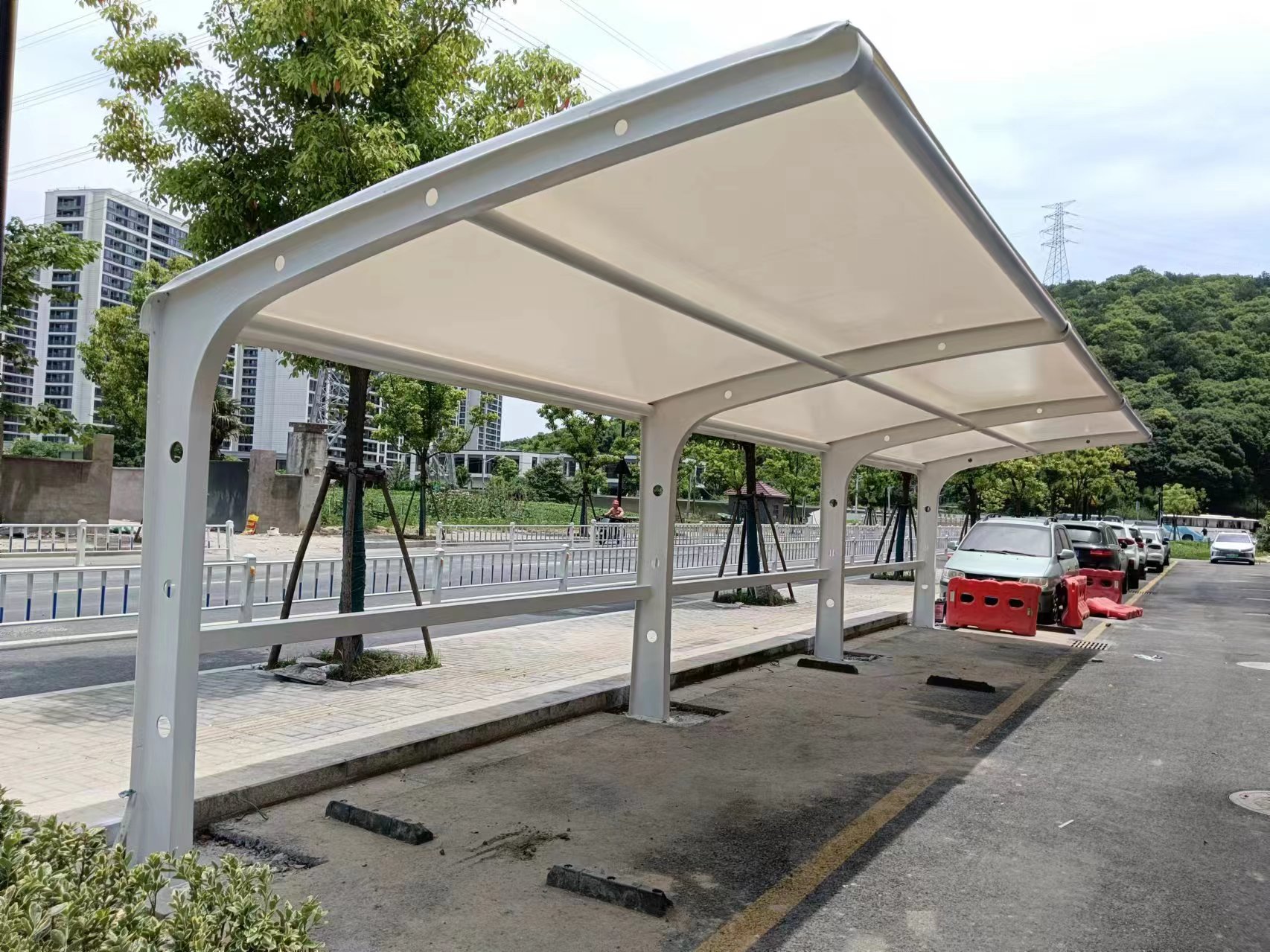 東山鎖膜結(jié)構(gòu)按需定制、鎖膜結(jié)構(gòu)施工 膜結(jié)構(gòu)停車棚 雙挑斜拉型