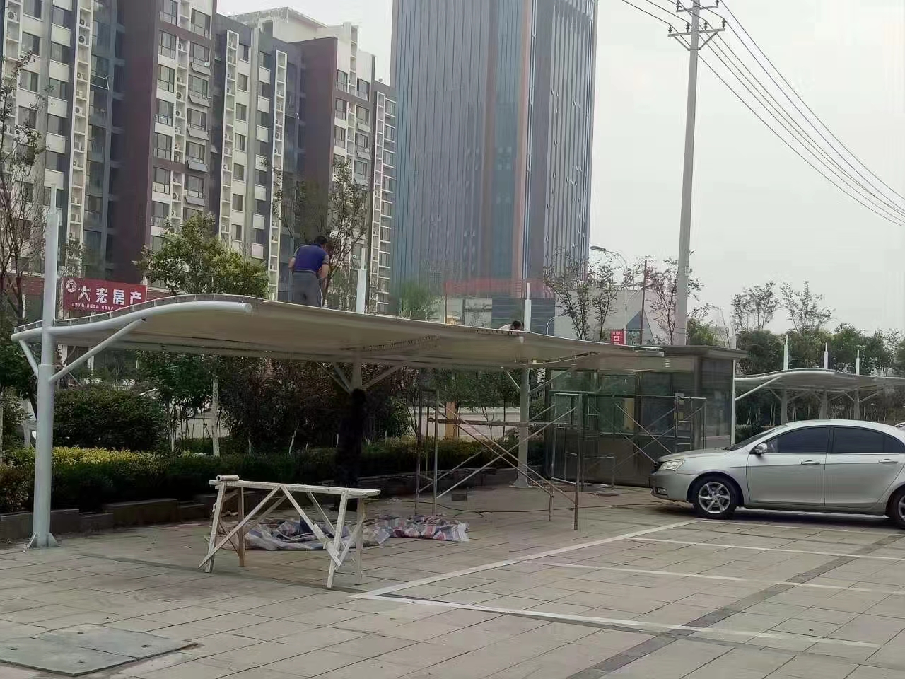 山東汽車遮陽(yáng)棚定制-廠家價(jià)格-工程價(jià)格【濰坊君雅膜結(jié)構(gòu)工程有限公司】