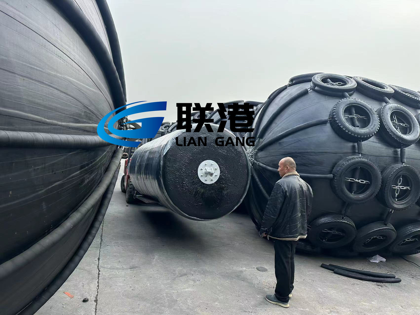 青島船用護舷 橡膠靠球 防撞碰墊 現(xiàn)貨豐富充氣碰墊
