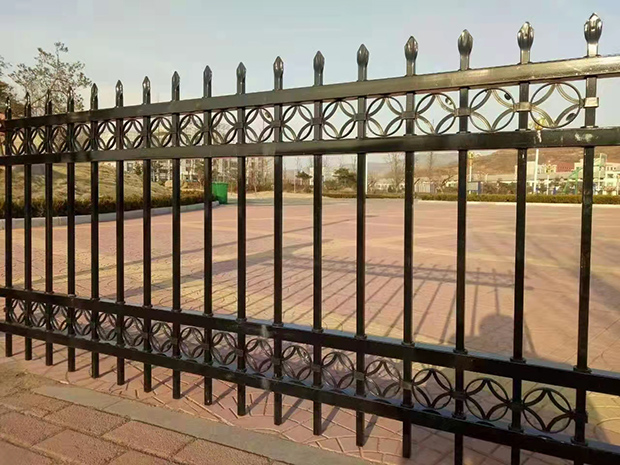 山東鋅鋼護(hù)欄廠家-廠家直銷-廠家批發(fā)【濰坊春航金屬制品有限公司】