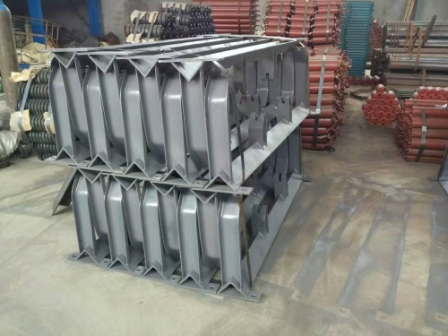 新泰定制不銹鋼槽形托輥支架定制價格-哪家好-電話13954880316【泰安博晟礦山機(jī)械有限公司】